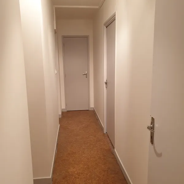 Plafond, murs, cadres et portes transformés pour un rendu maîtrisé et raffiné.