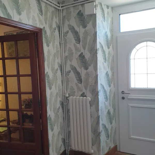 Des murs transformés avec style et subtilité grâce à un papier peint sur-mesure.