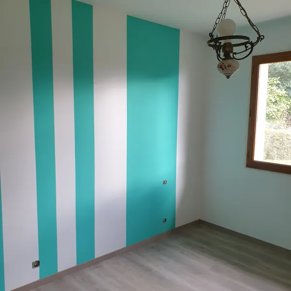 Murs et plafonds travaillés avec soin pour un rendu raffiné et maîtrisé.